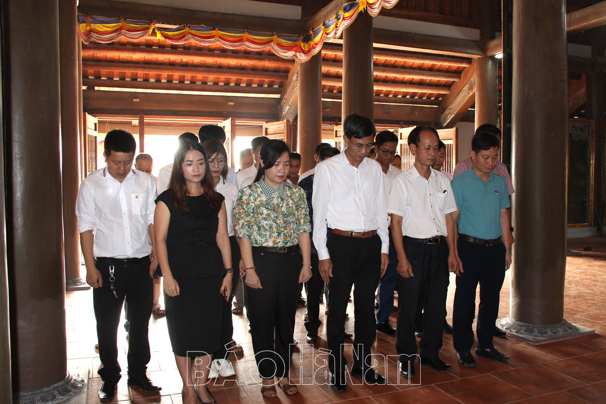 Hội Doanh nghiệp trẻ dâng hương tại Đền thờ các Anh hùng liệt sỹ tỉnh và tặng quà thân nhân 10 cô gái Lam Hạ