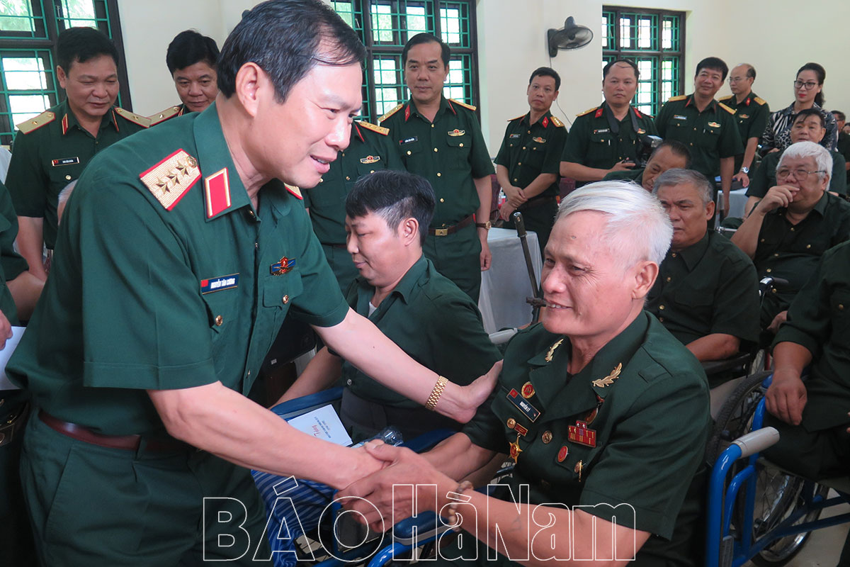 Tổng Tham mưu trưởng QĐND Việt Nam Nguyễn Tân Cương thăm, tặng quà Trung tâm điều dưỡng thương binh Duy Tiên