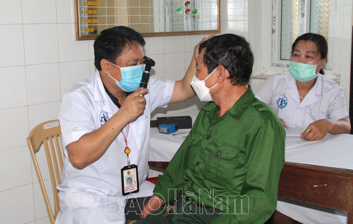 Y, bác sĩ Bệnh viện Mắt tỉnh khám, tư vấn và cấp thuốc miễn phí cho người cao tuổi, đối tượng chính sách