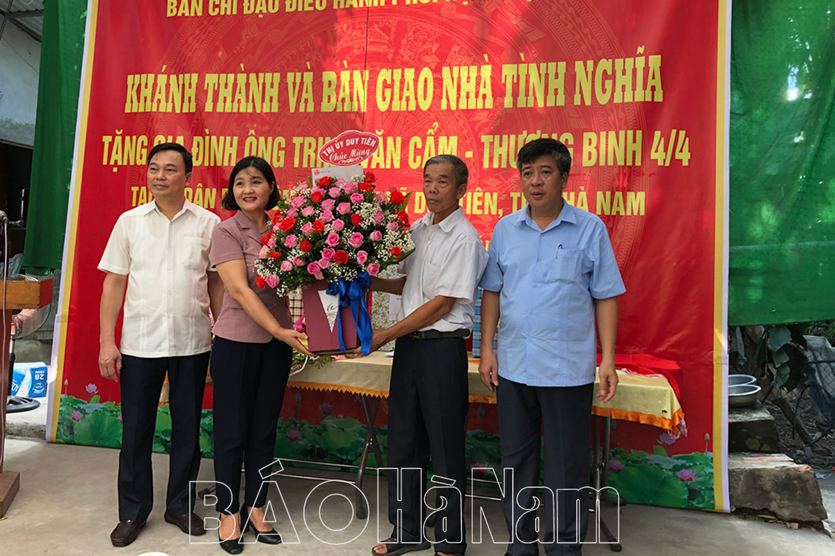 Ban chỉ đạo chương trình phối hợp hoạt động thị xã Duy Tiên khánh thành bàn giao nhà tình nghĩa