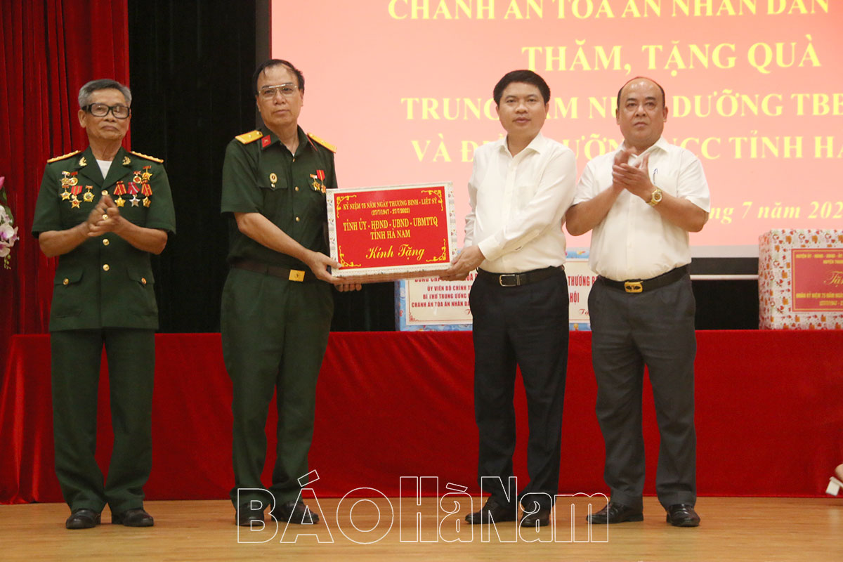 Tô thắm truyền thống “Uống nước nhớ nguồn”, “Đền ơn đáp nghĩa”