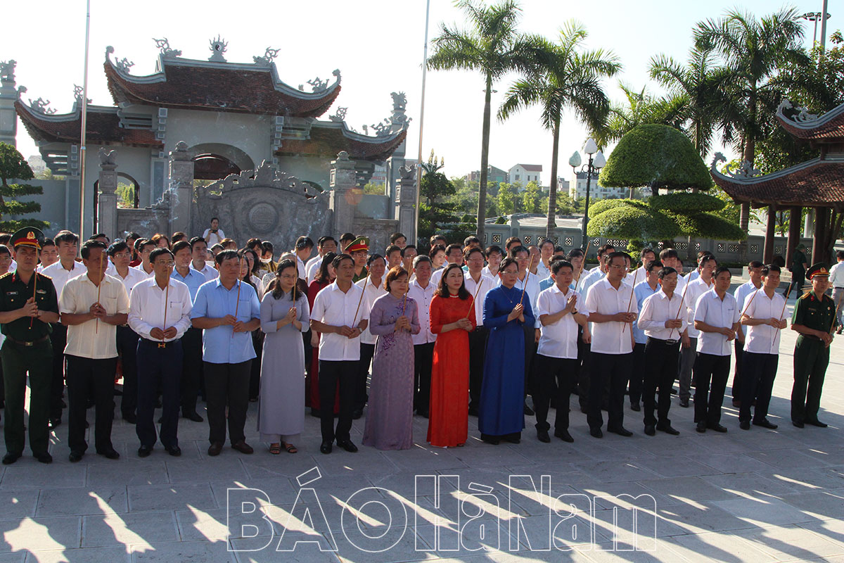 Lãnh đạo tỉnh dâng hương, dâng hoa tưởng niệm Chủ tịch Hồ Chí Minh và các Anh hùng Liệt sĩ