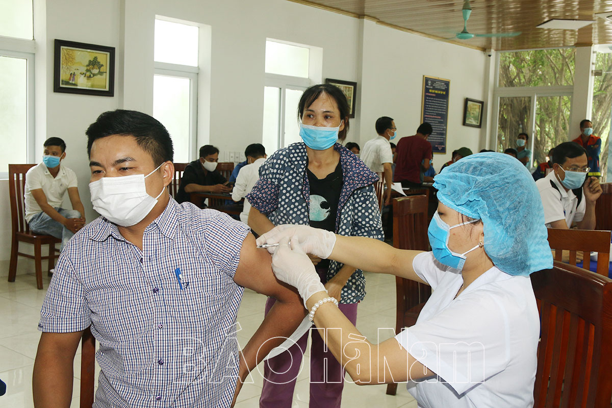 Tỷ lệ tiêm vắc xin phòng Covid-19 mũi 4 trong các KCN quá thấp, vì sao?