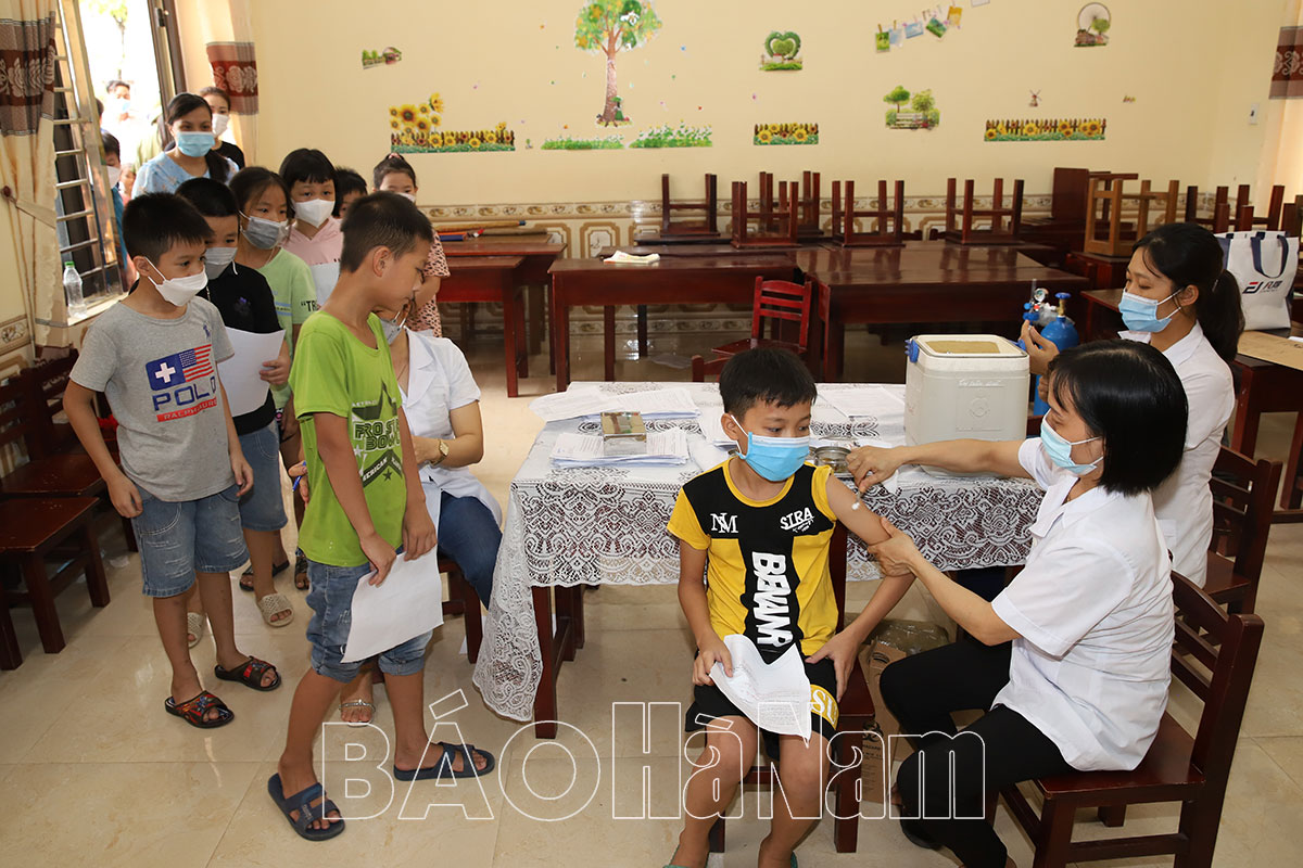 Ngày 15-16/8, Huyện Kim Bảng tiêm vắc xin phòng Covid-19 cho trên 8.800 trẻ từ 5 đến dưới 12 tuổi