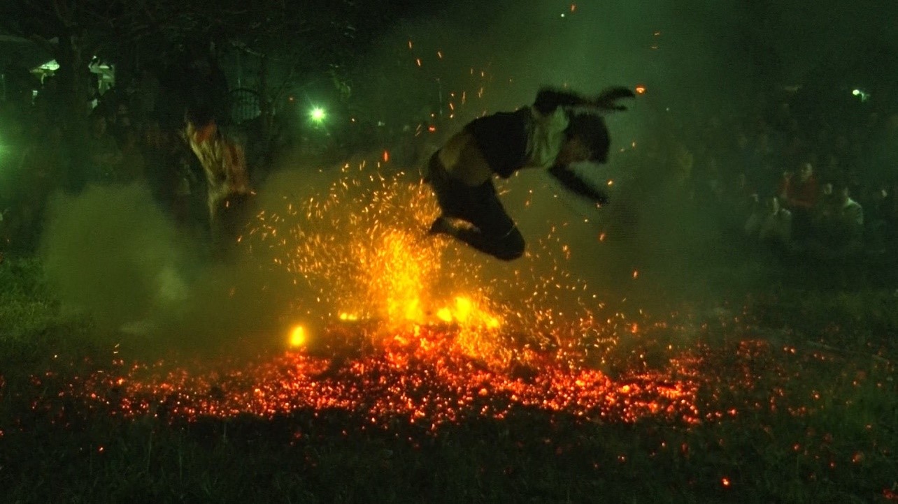 Phong tục đặc biệt trong lễ hội nhảy lửa