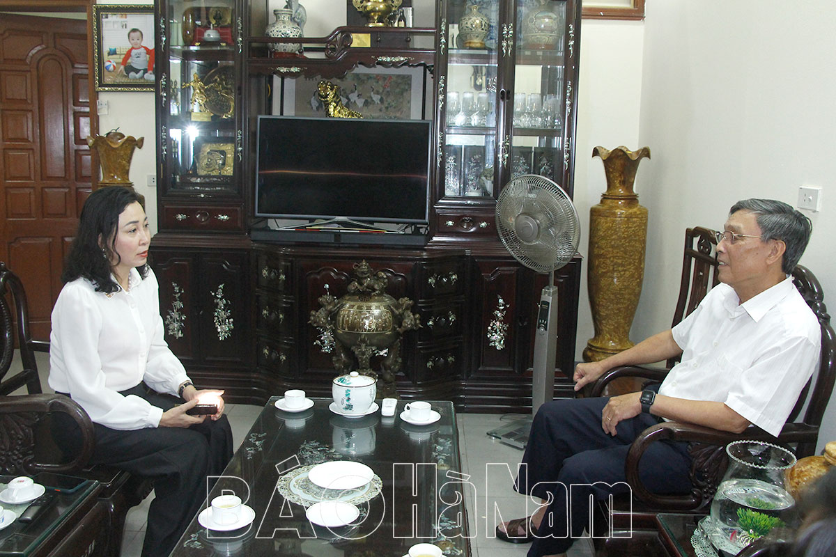 Các đồng chí lãnh đạo tỉnh thăm, tặng quà nhân kỷ niệm ngày Quốc khánh