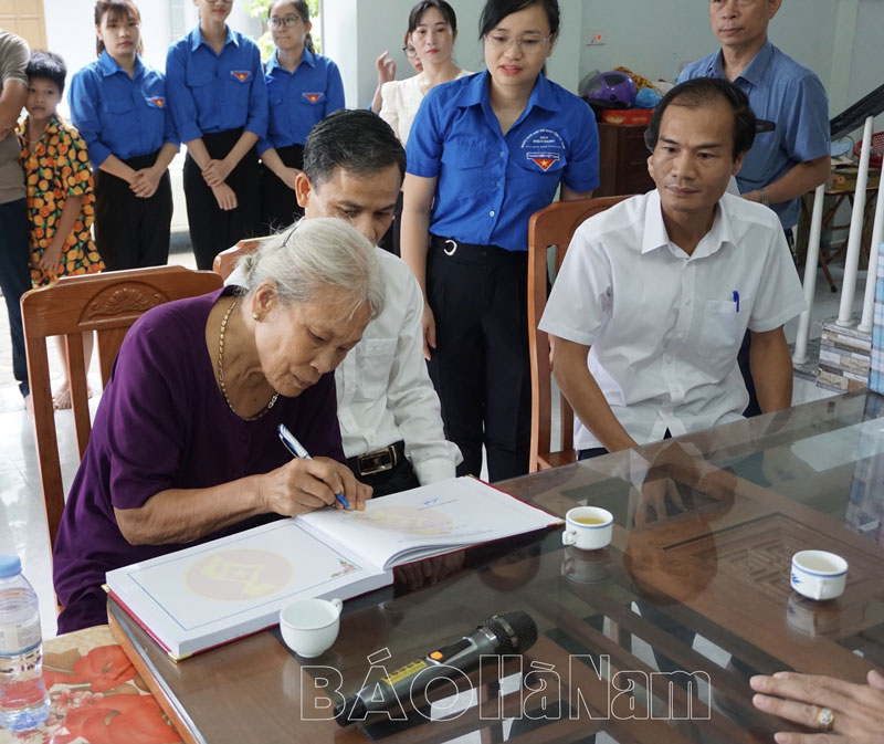 Kho bạc Nhà nước tỉnh tặng quà học sinh có hoàn cảnh khó khăn