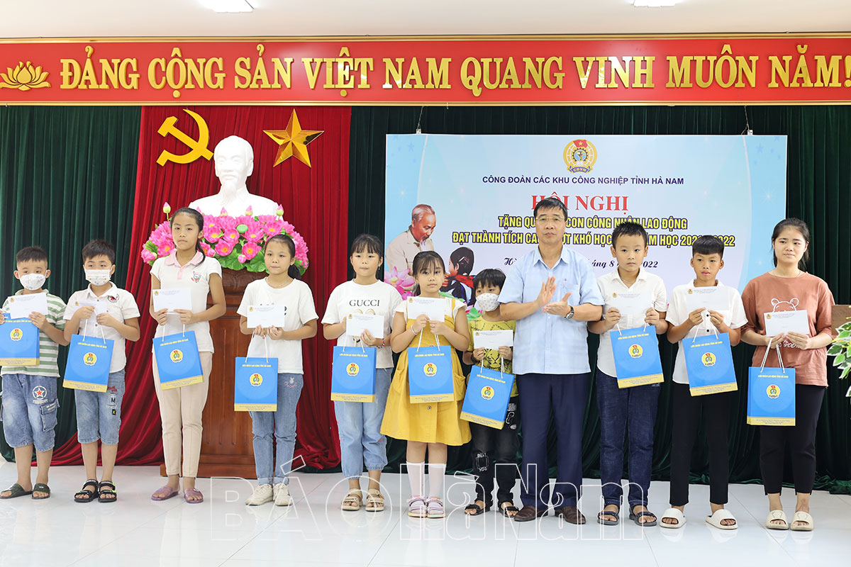 Công đoàn các KCN tỉnh tặng 250 suất quà cho con CNLĐ đạt thành tích cao, vượt khó học giỏi năm học 2021-2022