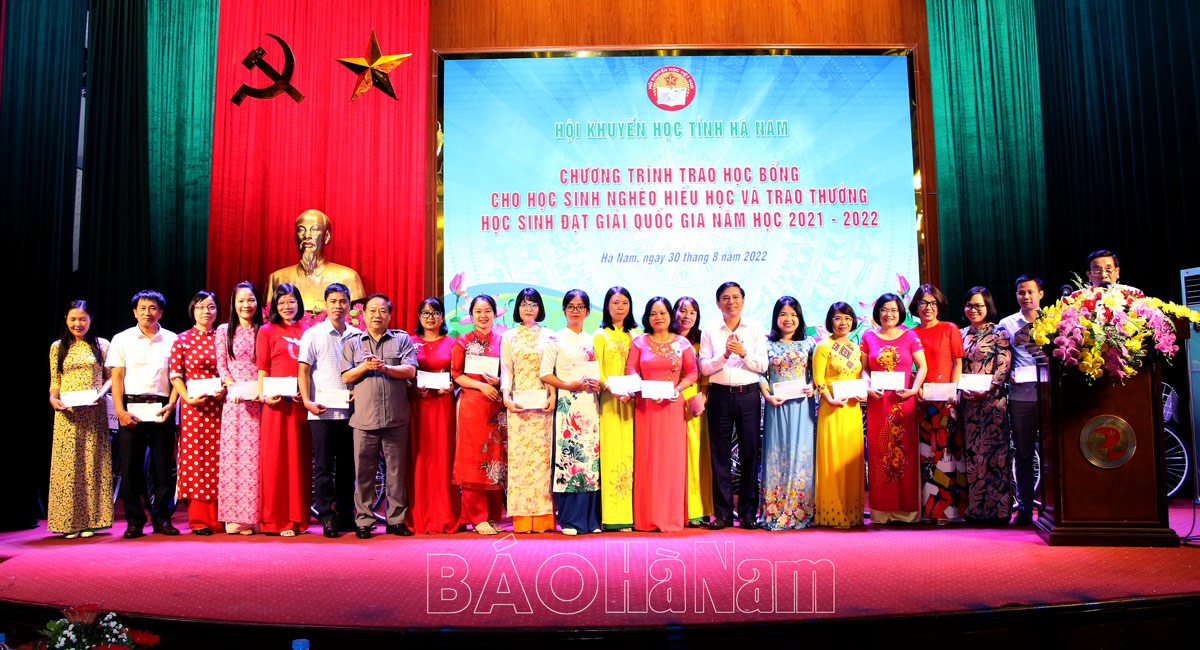 Hội Khuyến học tỉnh trao thưởng và học bổng cho gần 200 học sinh và giáo viên