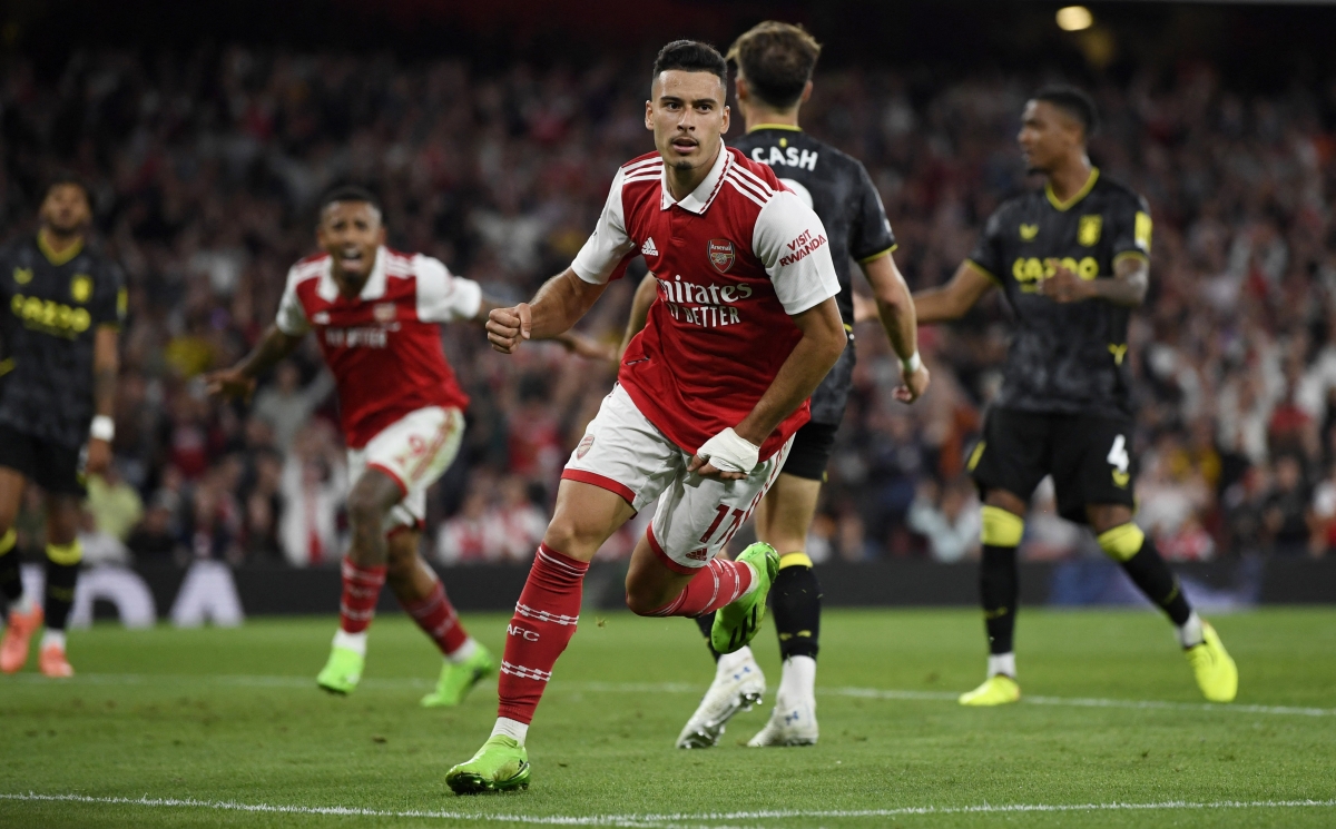 Arsenal thắng kịch tính Aston Villa để tiếp tục dẫn đầu bảng xếp hạng