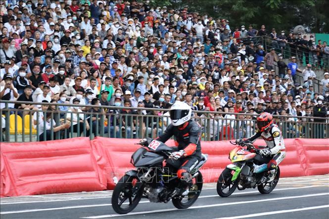 Hàng nghìn khán giả đến sân vận động Cần Thơ xem đua xe mô tô toàn quốc
