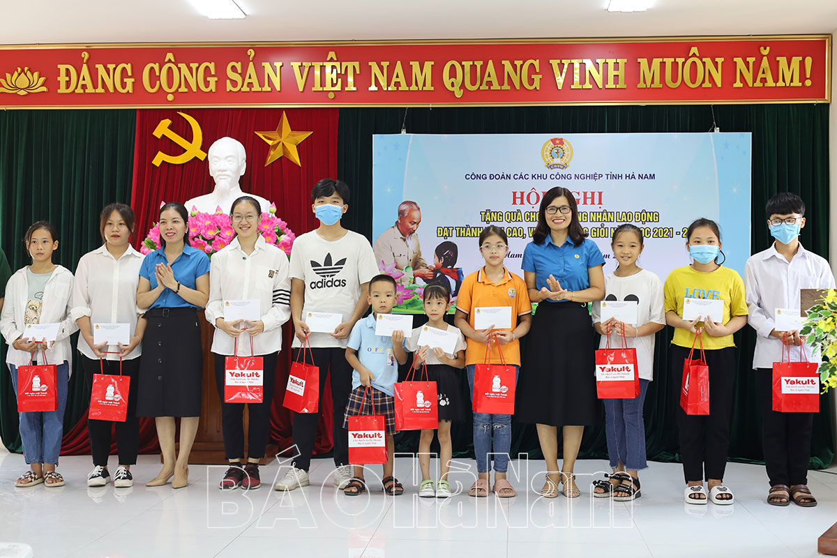 Các cấp công đoàn tổ chức nhiều hoạt động tiếp sức đến trường