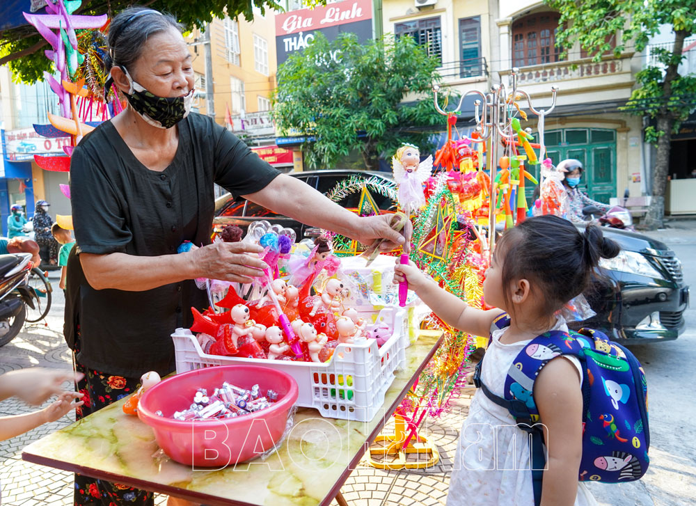 Nhiều đồ chơi Trung thu truyền thống được ưa dùng