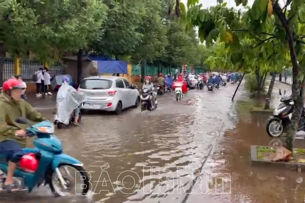Vừa mưa, cổng trường Tiểu học A thị trấn Vĩnh Trụ đã ngập
