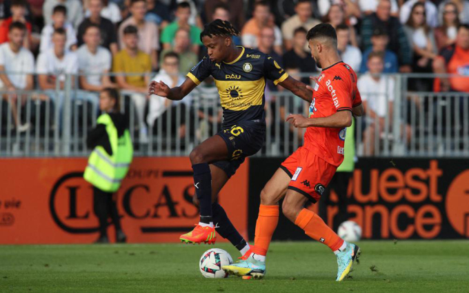 Quang Hải ngồi ngoài ở trận thắng đầu tiên của Pau FC