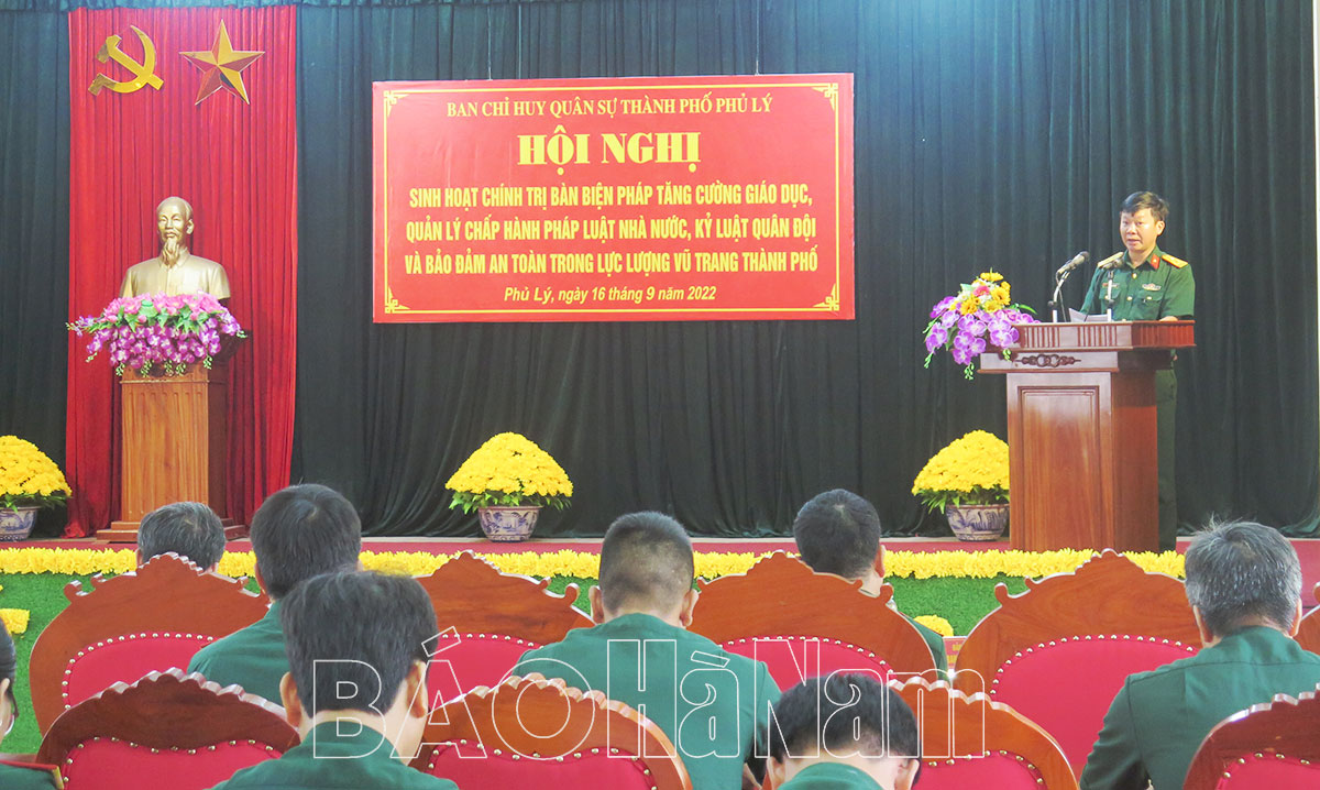 Ban CHQS thành phố Phủ Lý bàn biện pháp giáo dục, quản lý chấp hành pháp luật Nhà nước, kỷ luật Quân đội