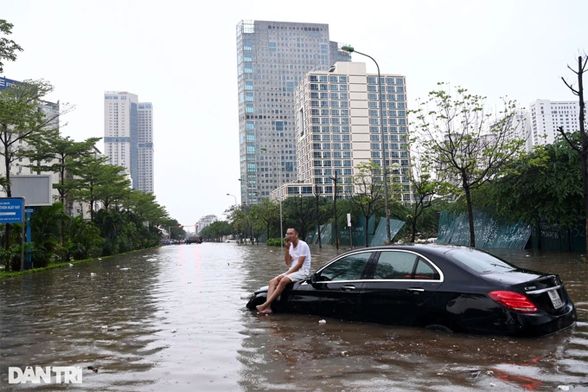 Chủ xe ô tô cần làm gì trong mưa bão?