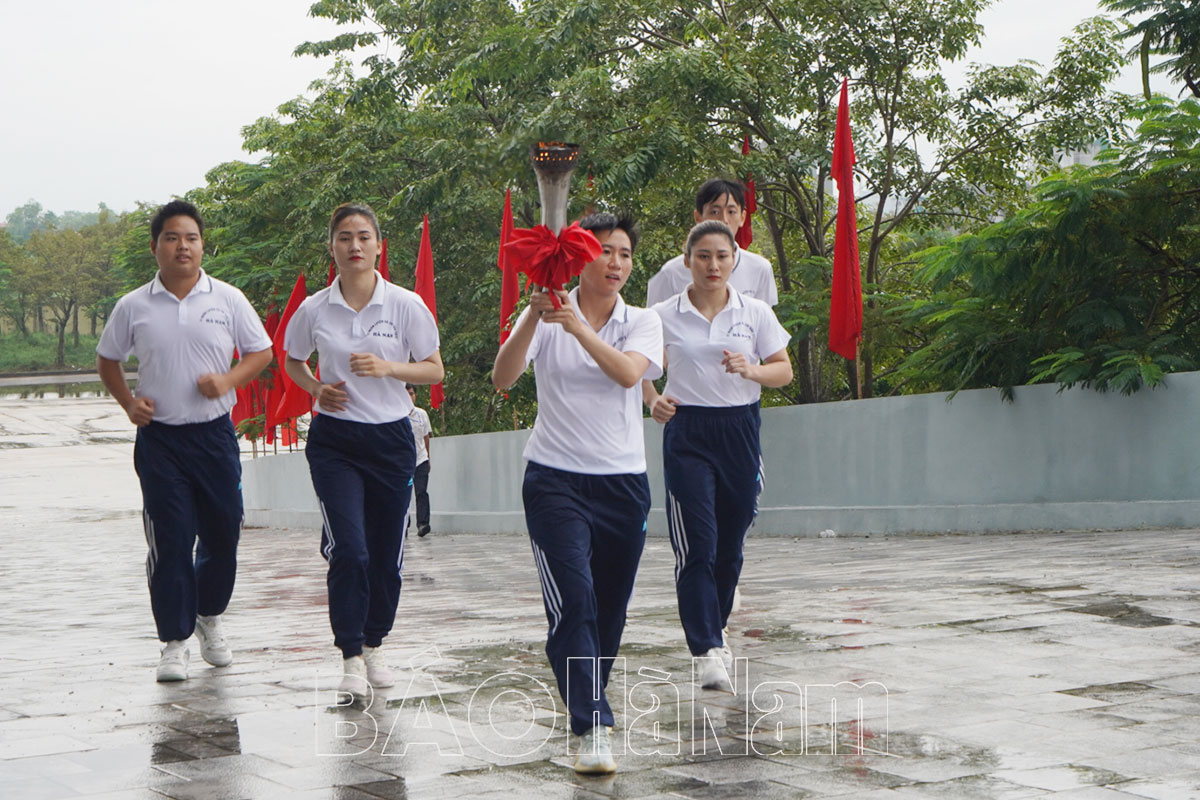 Lễ rước đuốc phục vụ khai mạc Đại hội TDTT tỉnh Hà Nam lần thứ VI, năm 2022