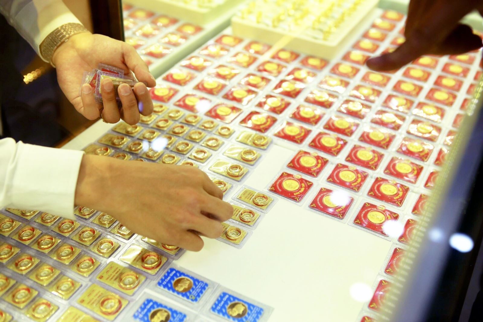 Giá vàng sáng 13/10 tăng 100.000 đồng/lượng