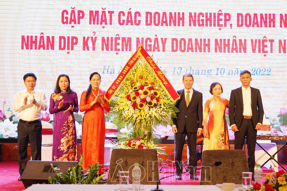 Thường trực Tỉnh ủy gặp mặt doanh nghiệp nhân Ngày Doanh nhân Việt Nam