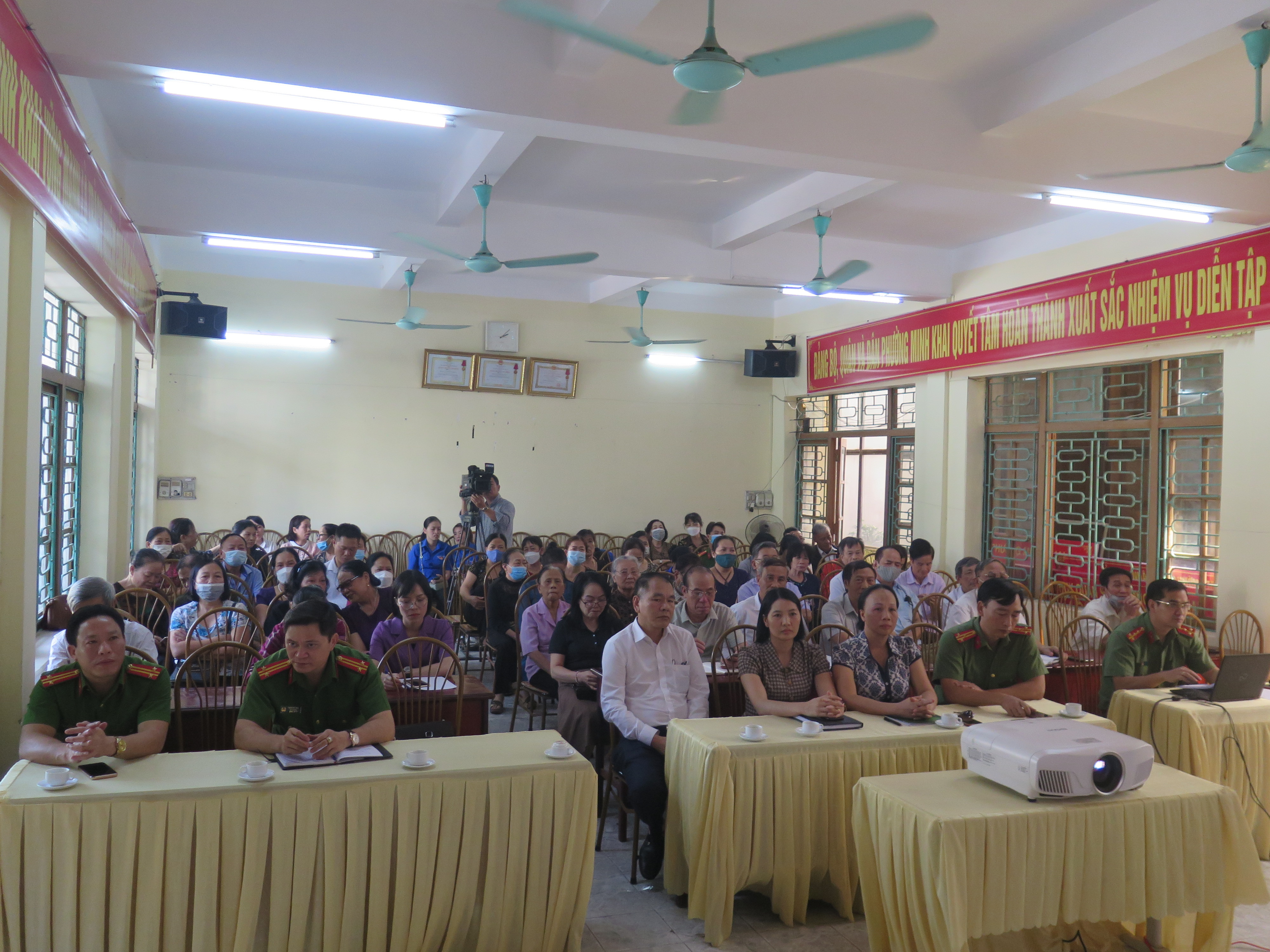 Phường Minh Khai phối hợp tuyên truyền việc nhận diện thông tin xấu độc, đấu tranh, phòng, chống tội phạm trên không gian mạng