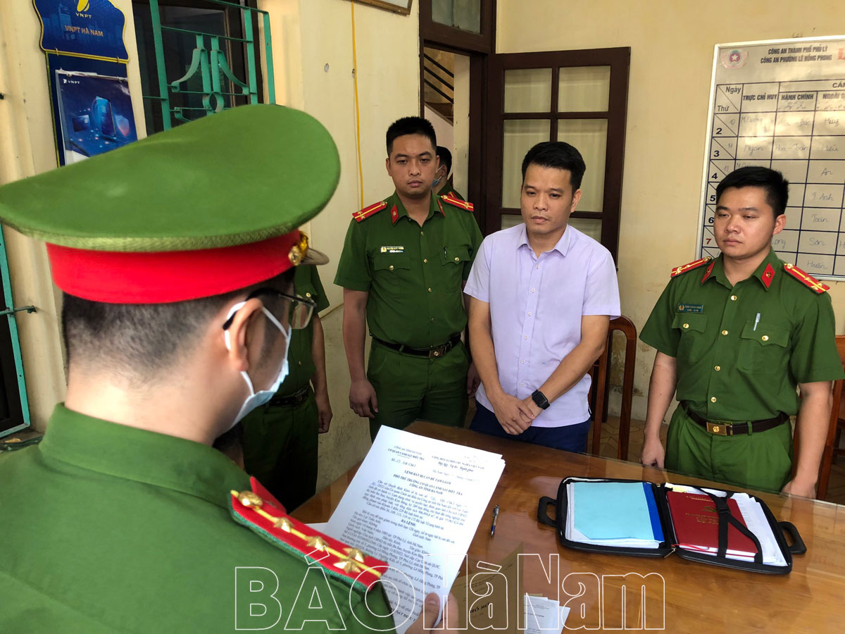 Bắt chủ tịch, nguyên chủ tịch, cán bộ địa chính thị trấn Ba Sao với tội danh “Vi phạm các quy định về quản lý đất đai”