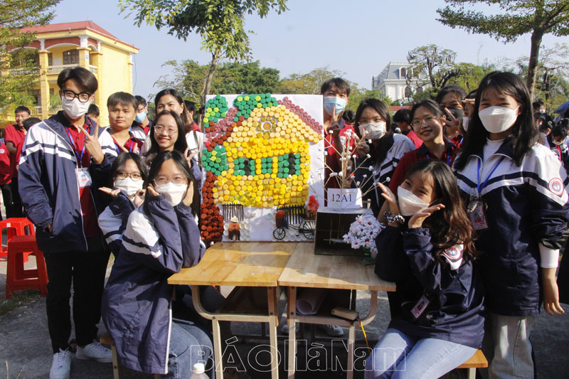 Trường THPT B Phủ Lý: Tổ chức Hội thi “Làm hoa, đồ dùng, thiệp chúc mừng từ phế liệu”