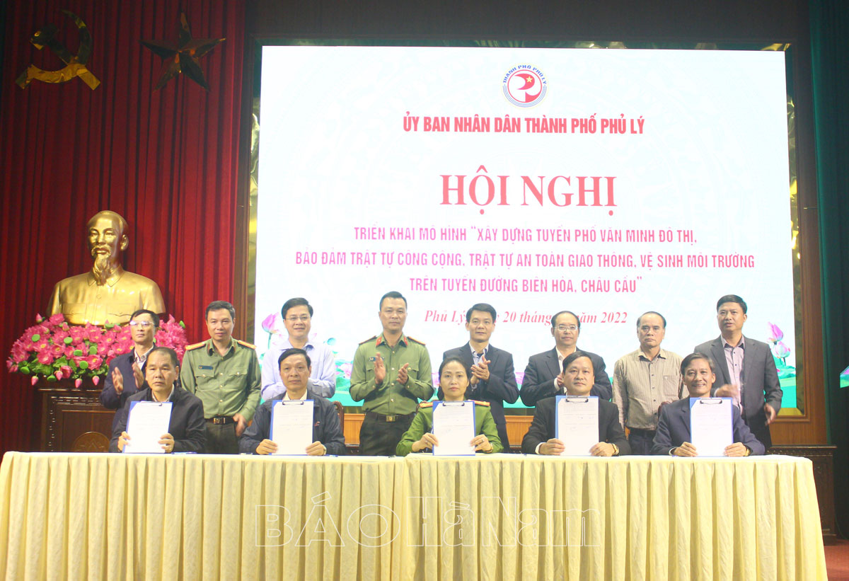 Thành phố Phủ Lý triển khai mô hình “Xây dựng tuyến phố văn minh đô thị, bảo đảm trật tự công cộng, trật tự an toàn giao thông, vệ sinh môi trường trên tuyến đường Biên Hòa, Châu Cầu