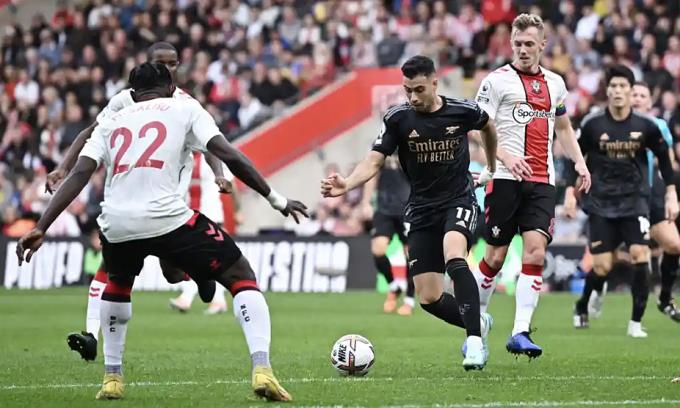 Arsenal đứt mạch tám trận thắng