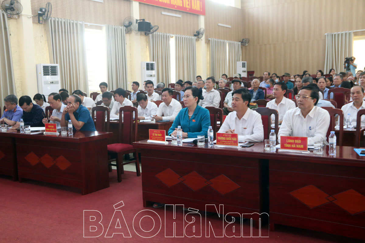 Đồng chí Bí thư Tỉnh ủy, Chủ tịch HĐND tỉnh Lê Thị Thủy tiếp xúc cử tri xã Liêm Chung trước kỳ họp thường lệ cuối năm