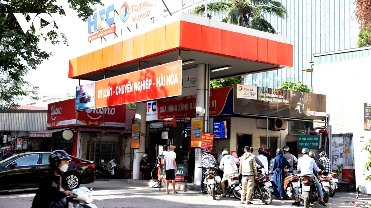 Giá xăng tăng tiếp hơn 400 đồng/lít