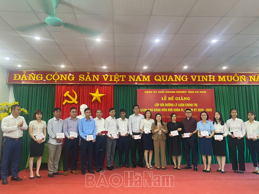 Đảng ủy Khối Doanh nghiệp tỉnh bế giảng lớp bồi dưỡng lý luận chính trị dành cho đảng viên mới