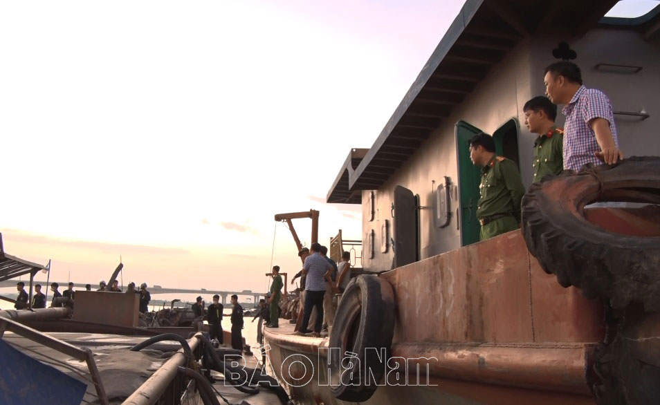 Bắt giữ 3 tàu khai thác cát trái phép trên sông Hồng