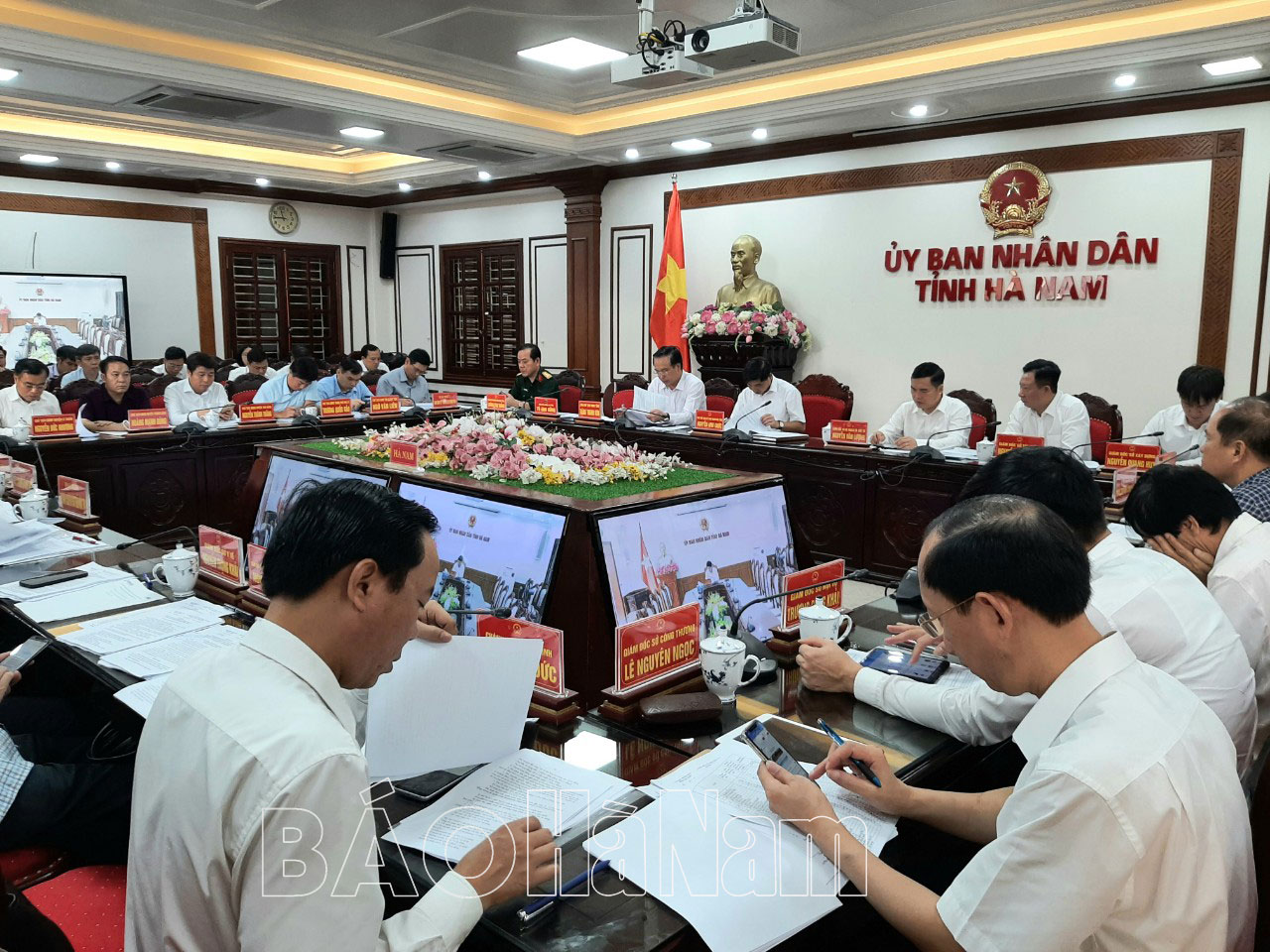 UBND tỉnh tiếp tục thảo luận các nội dung trình HĐND tỉnh