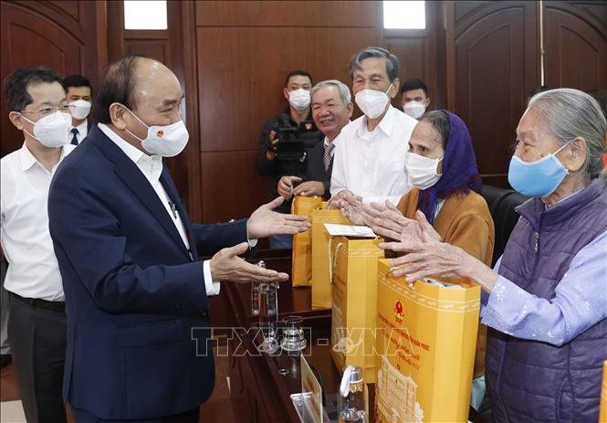 Trình Chủ tịch nước tặng quà cho người có công dịp Tết Nguyên đán 2023