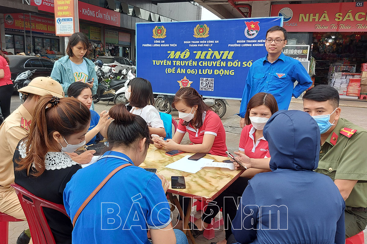Đoàn Thanh niên Công an thành phố Phủ Lý phối hợp thực hiện mô hình tuyên truyền chuyển đổi số lưu động
