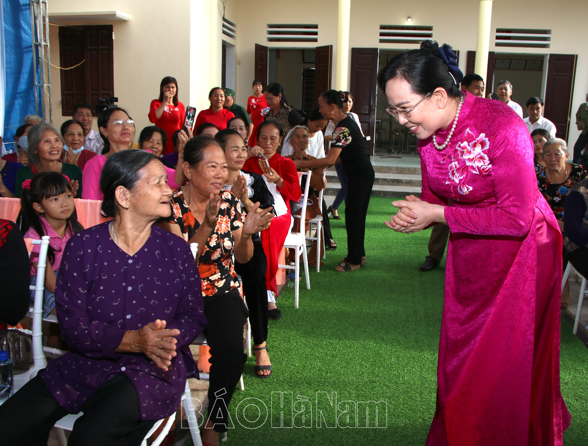 Đồng chí Bí thư Tỉnh ủy Lê Thị Thủy dự Ngày hội Đại đoàn kết toàn dân tại thôn 4, xã Chính Lý, huyện Lý Nhân