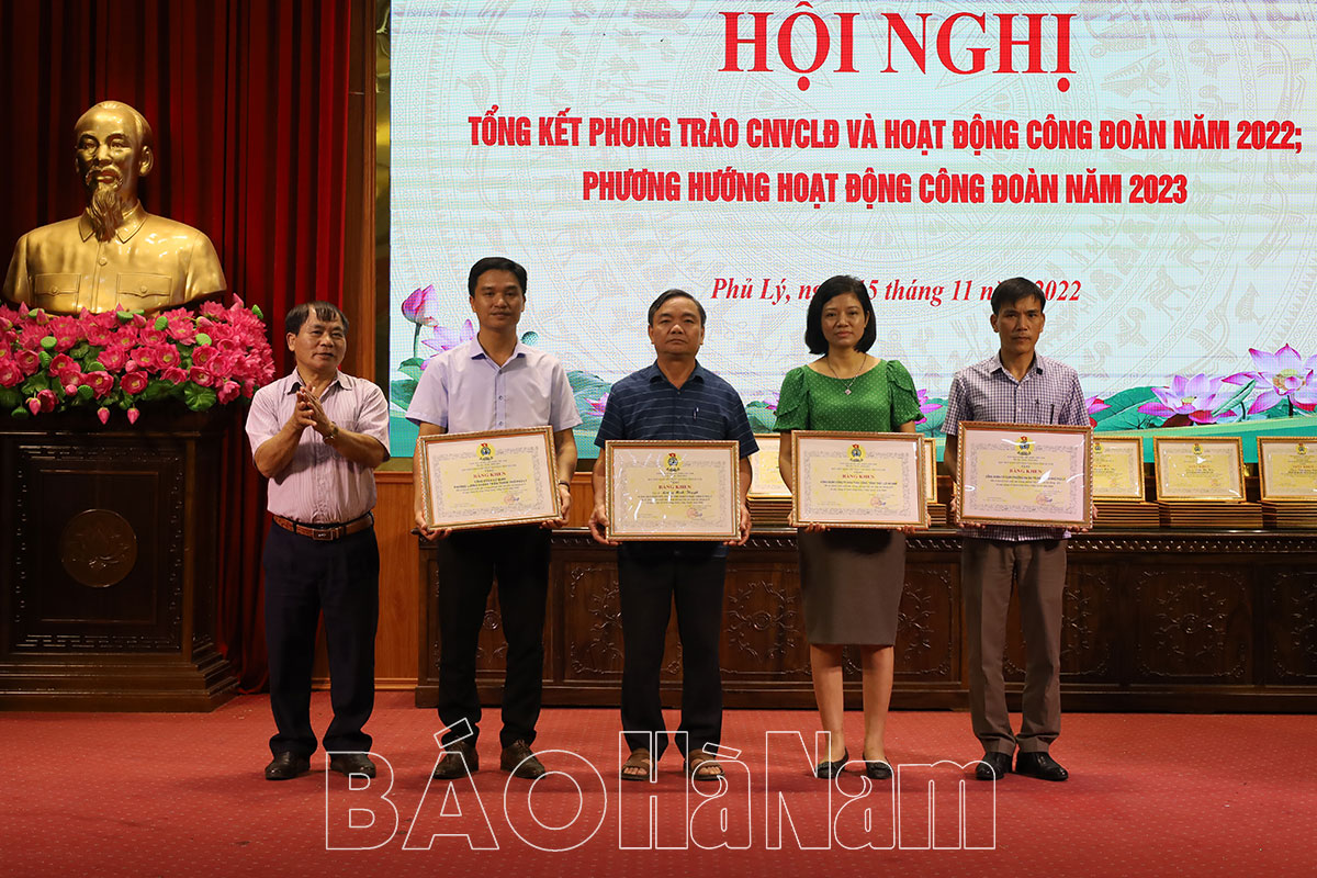 LĐLĐ thành phố Phủ Lý khen thưởng 23 tập thể, 33 cá nhân có thành tích xuất sắc trong phong trào thi đua năm 2022
