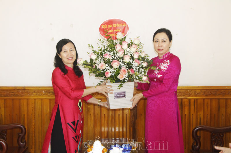 Đồng chí Phó Bí thư Thường trực Tỉnh ủy Đinh Thị Lụa thăm, chúc mừng các Nhà giáo ưu tú nhân kỉ niệm Ngày Nhà giáo Việt Nam