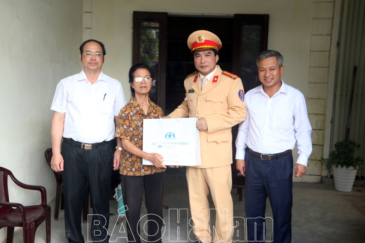 Thăm, tặng quà gia đình nạn nhân TNGT có hoàn cảnh khó khăn trên địa bàn huyện Kim Bảng