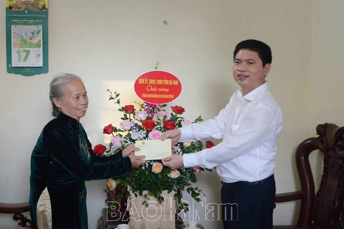 Đồng chí Chủ tịch UBND tỉnh Trương Quốc Huy thăm, chúc mừng các nhà giáo nhân Ngày Nhà giáo Việt Nam