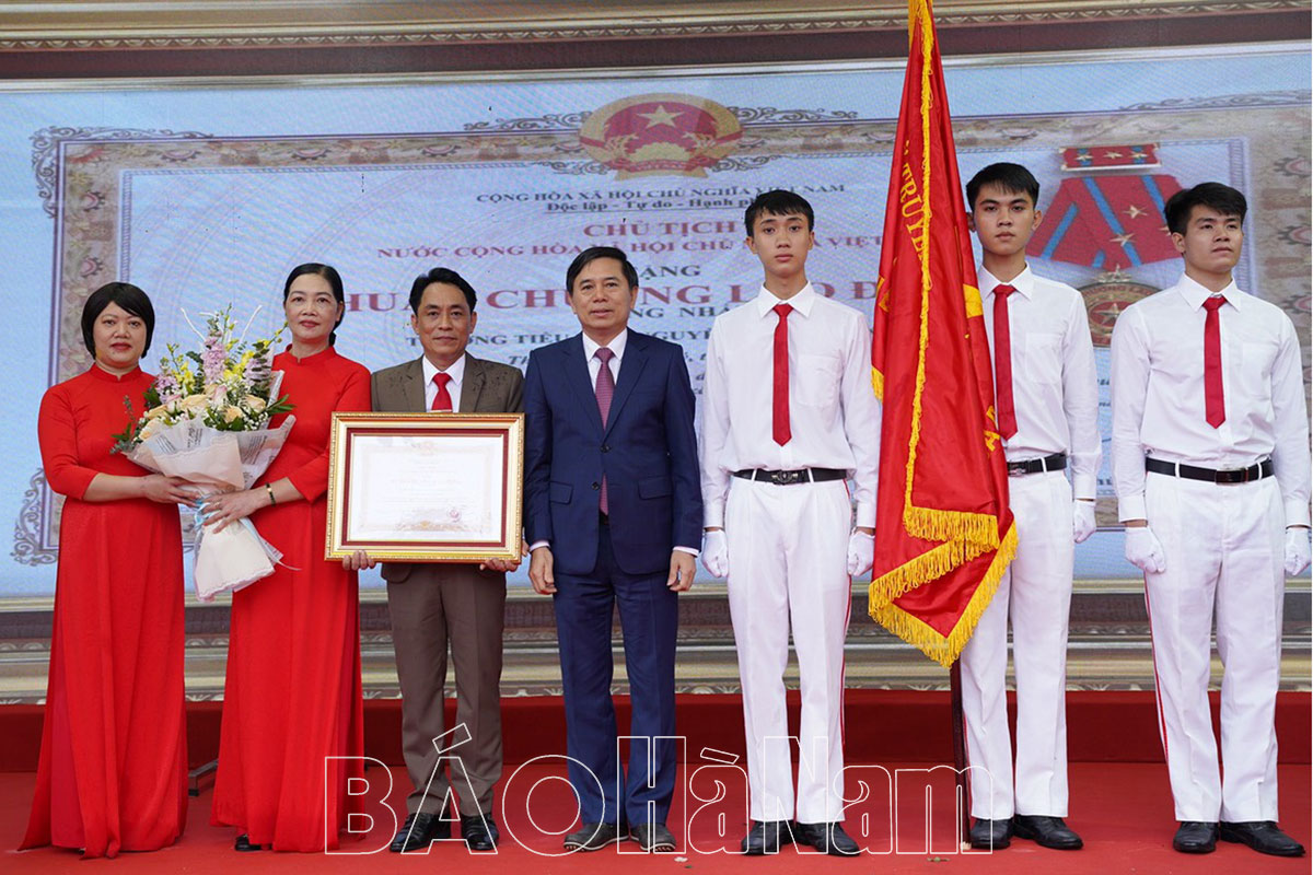 Trường Tiểu học Nguyễn Thị Minh Khai, TP. Phủ Lý đón nhận Huân chương Lao động hạng Nhất