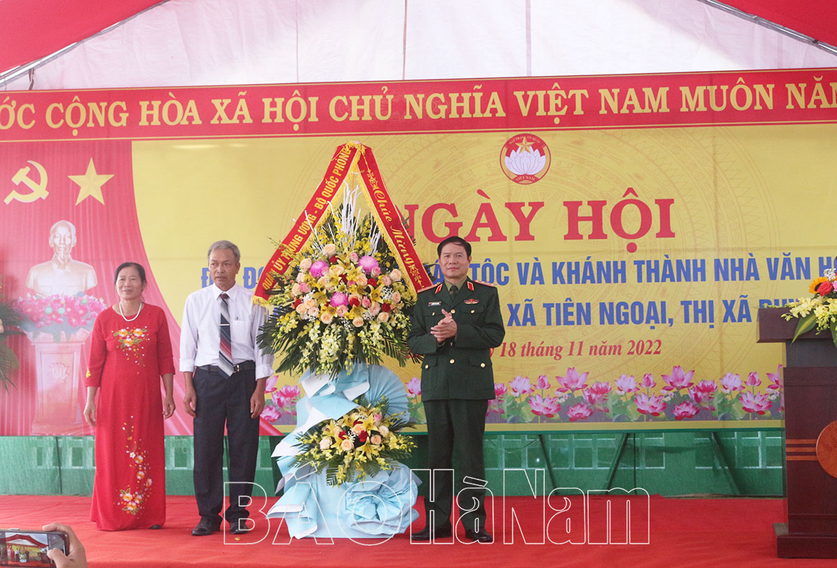 Tổng Tham mưu trưởng Quân đội nhân dân Việt Nam Nguyễn Tân Cương dự ngày hội Đại đoàn kết toàn dân tại thôn Yên Nội