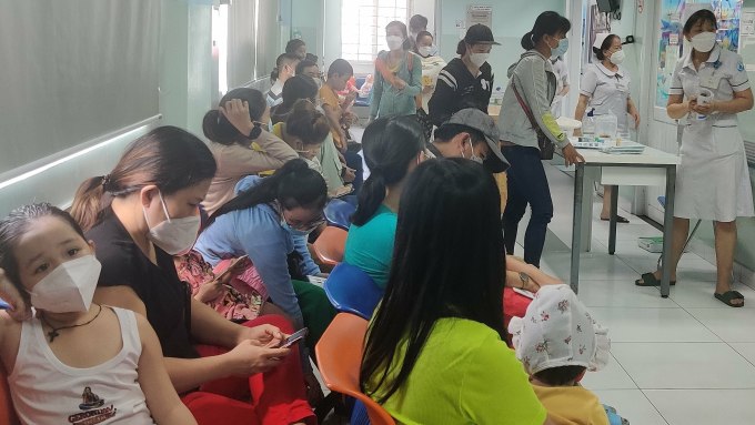 Nhiều trẻ mắc hội chứng Tic do xem nhiều tivi, điện thoại