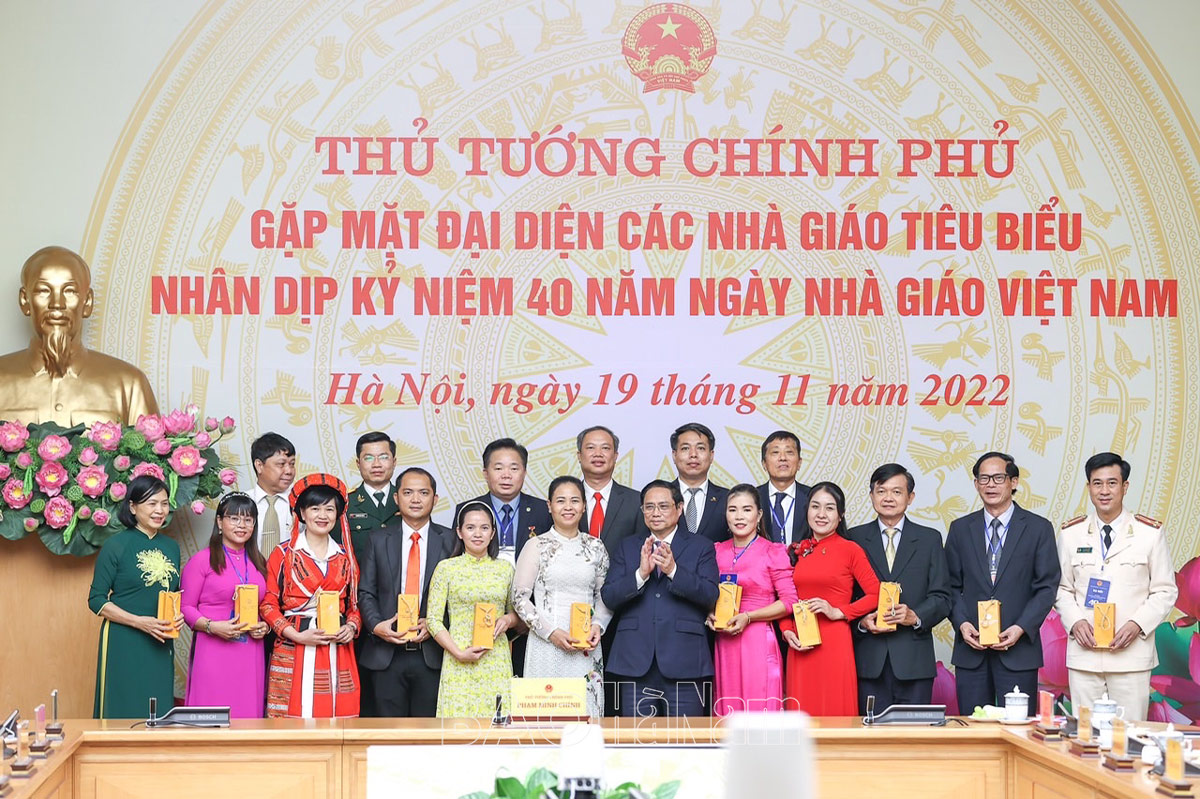 Hiệu trưởng trường Cao đẳng Nghề Hà Nam là 1 trong 20 nhà giáo giáo dục nghề nghiệp xuất sắc tiêu biểu được Thủ tướng gặp mặt, tôn vinh