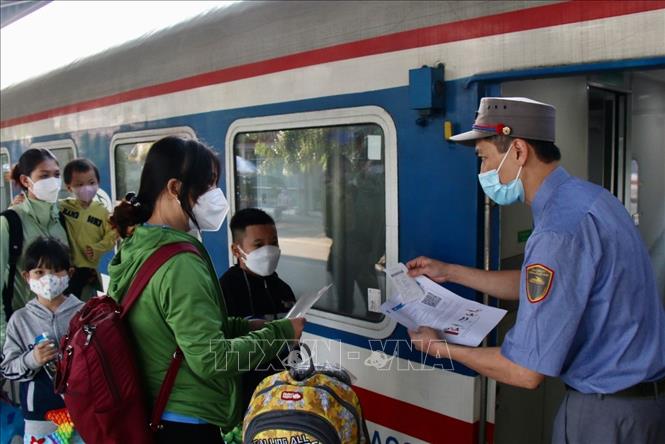 Ngành đường sắt khuyến cáo hành khách không mua vé trôi nổi