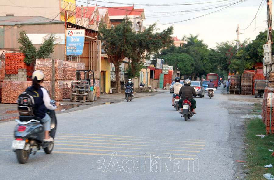 Tập kết vật liệu xây dựng ở lòng, lề đường tiềm ẩn nguy cơ mất an toàn giao thông