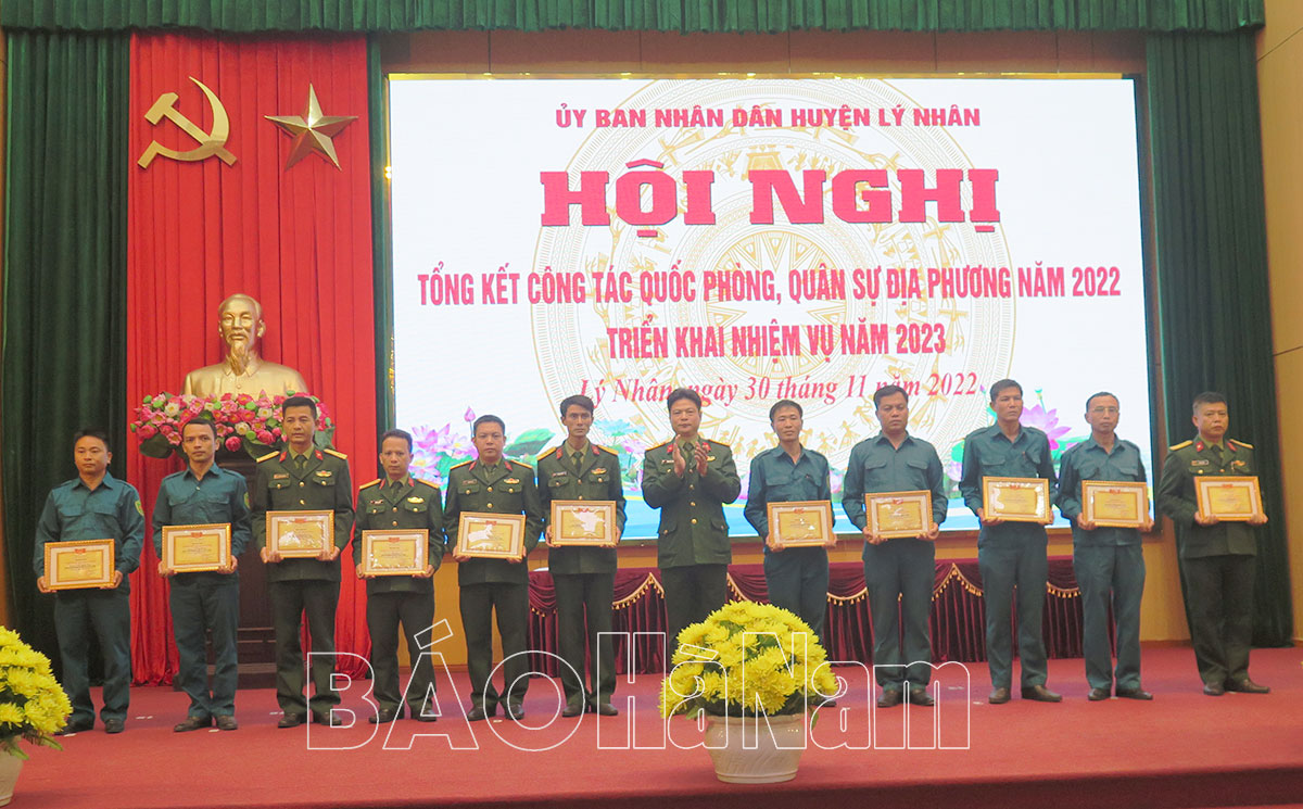 Lý Nhân khen thưởng nhiều tập thể, cá nhân trong thực hiện công tác QP-QSĐP