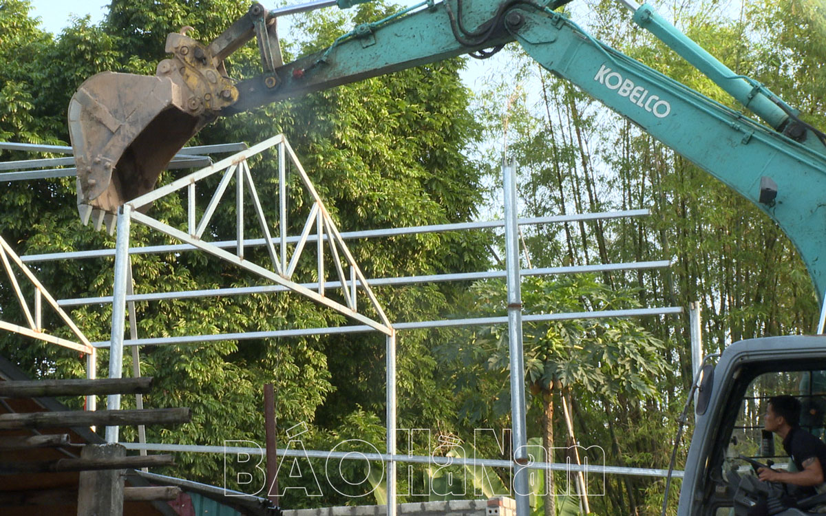 Cưỡng chế phá dỡ công trình xây dựng vi phạm tại thôn Quán Nha