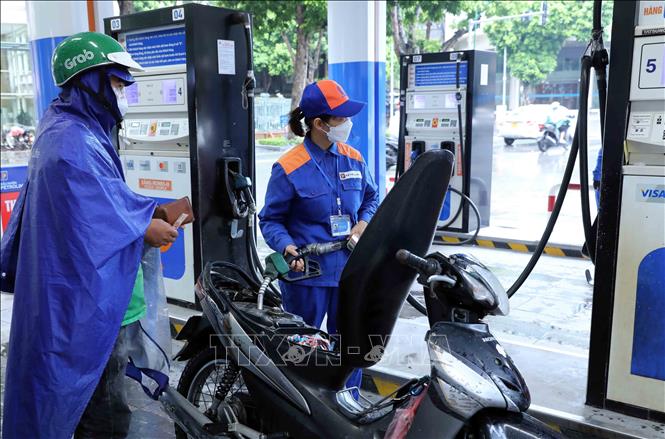 Xăng giảm giá hơn 1.000 đồng/lít